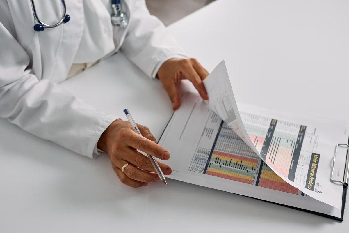 Doktor Notlarını Tutuyor